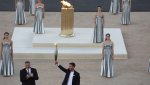 Организаторите на Игрите в Париж получиха олимпийския огън на церемония в Атина