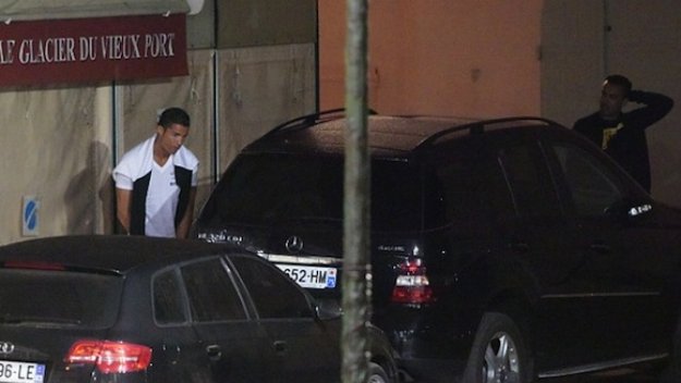 Роналдо уринира на магазин за сладолед в Сен Тропе + СНИМКИ