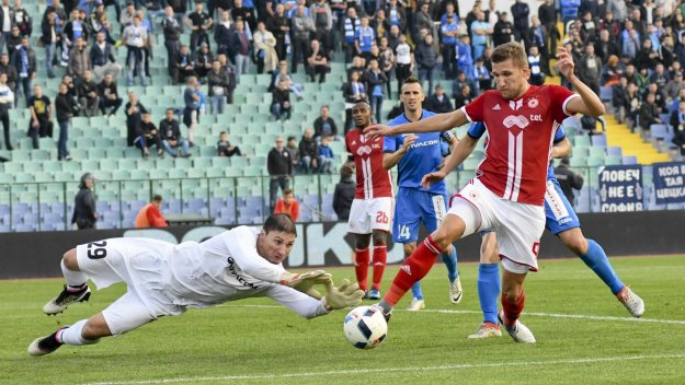 Само в Gol.bg: Сектор "Г" се изгаври жестоко с Йоргачевич, взе му шала + СНИМКИ