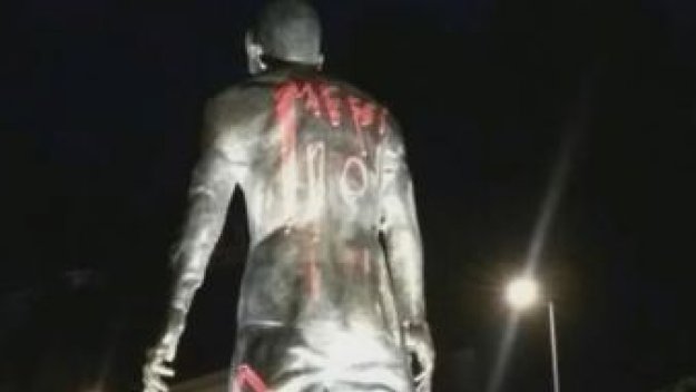 Надпис "Меси" грейна на статуята на Роналдо + ВИДЕО
