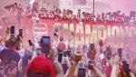 Стотици хиляди празнуваха с шампиона Арсенал в Лондон