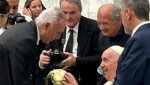 Христо Стоичков подари на Папа Франциск копие от "Златната топка"