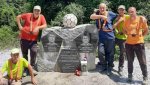 "Сини" сърца почистиха осквернения паметник на Гунди и Котков