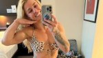 Секси звезда в ММА си татуира дупето + СНИМКИ