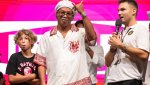 Роналдиньо си спомни как стана шампион в затвора и спечели прасе