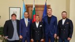 Легендата Кличко пристигна в България за Европейското по бокс