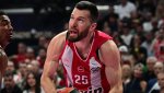 Фенове на Олимпиакос не пускат съотборник на Везенков да си тръгне