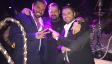 Благо Джизъса щрака с пръсти в чалготека без Есмер, палува с Мегз + СНИМКИ