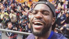 Скандал! Юмтити заля с бира красива журналистка, тя иска да му реже главата + СНИМКИ