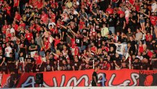 Фенове на ЦСКА нападнаха играчите и Стойчо Стоилов