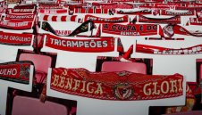 Двама футболисти на Бенфика пострадаха при атака с камъни + ВИДЕО