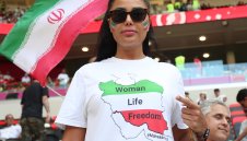 Лъсна лицето на Катар! Изгониха жена, протестираща срещу режима в Иран + СНИМКА