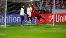 Вирус тръшна Мануел Нойер