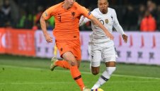 Обрат! Юве изпреварва Барса за Де Лихт