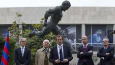 Барса почете Ладислао Кубала