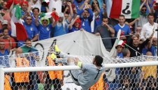 Кандрева се хвана за бедрото, Буфон с настинка