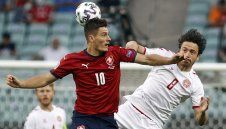 Карамелите хвърлиха око на героя за Чехия