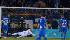 Нищо общо с тези на Левски: Феновете на АЕК са като детска играчка