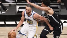 Феноменален! Стеф Къри премина границата от 2500 тройки