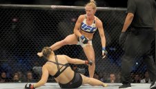 Секси костюми: Кечистка показа повече, отколкото трябва + СНИМКА (+18)