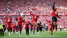 Ливърпул изравни Юнайтед, но кой е по-напред?