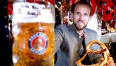 Кейн взе топката след хеттрика и надигна халбата