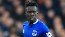 Евертън „върза“ халф