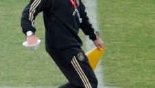 Льов се ската от пресконференцията