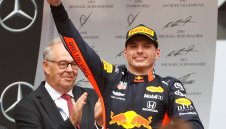 Верстапен не е загубил шансове за титлата