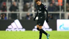 ГАВРА! Феновете на Байерн замерят Неймар с фалшиви пари + СНИМКА