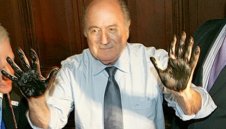 Блатер остава на поста до 26 февруари 2016 година