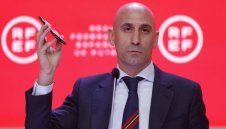 Майката на Рубиалес се затвори в църква и обяви гладна стачка