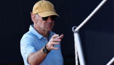 Ферари се отдръпва от Нюи, Астън Мартин е готов да го вземе