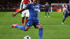 Английските колоси напират за Дани Алвеш 