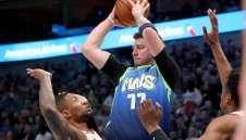 Дончич наниза 8 тройки, а Далас се справи с Портланд