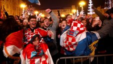 В Загреб празнуваха с фойерверки и песни 