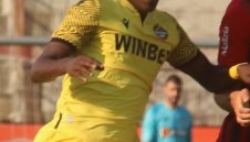 Изпада в Ниската земя! Елвис пак ще "пее" при "канарчетата"