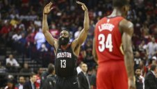 Брадата изведе Хюстън до клубен рекорд по победи