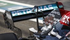 Задното крило на Мерцедес е абсолютно редовно