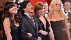 Дъщерите на Марaдона ще го обличат за Световното