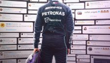 И Мерцедес намекна, че Люис ще кара през 2022-а