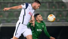 Тотнъм загуби защитник за дербито с Ман Сити заради Ковид 19