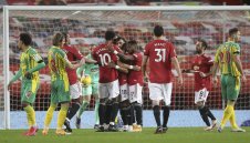 Юнайтед с първа победа за сезона след гол от дузпа и скандален рефер