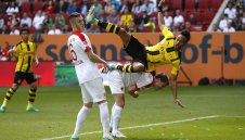 Дортмунд изпусна да обърне Аугсбург, интригата за 3-ото място е жива