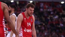 Везенков с дабъл-дабъл, Олимпиакос завърши на върха