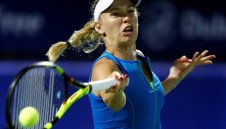 Красивата Возняцки се класира на финала в Дубай