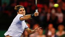 Федерер крачи уверено към титлата в Хале