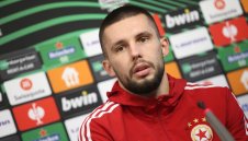 Бранител на ЦСКА чете как се става милиардер 