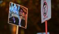 Боби живее в собствен свят, дано се вразуми и напусне с чест