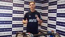 Коч проси пари от феновете за заплатата на Йозил